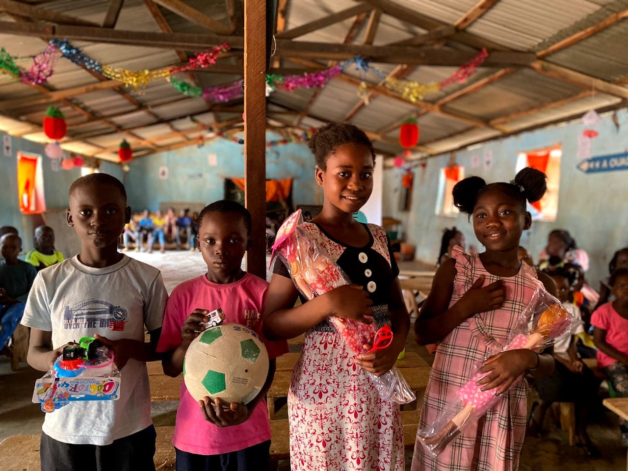Enfants recevant des cadeaux lors d'un événement HCW